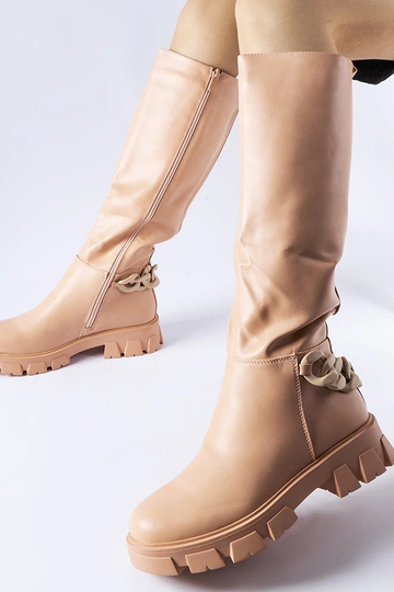Botas planas con cadena rosa de Armand 2