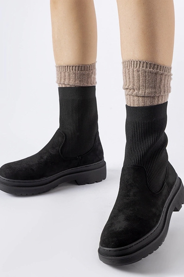 Botas negras con tacón...