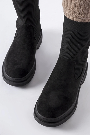 Botas negras con tacón... 2