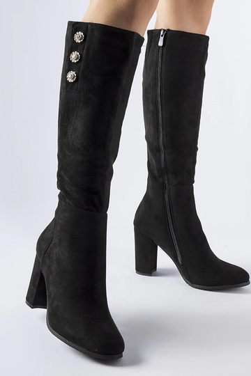 Botas negras decoradas con...