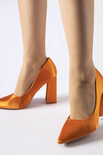 Zapatos de salón de satén naranja González