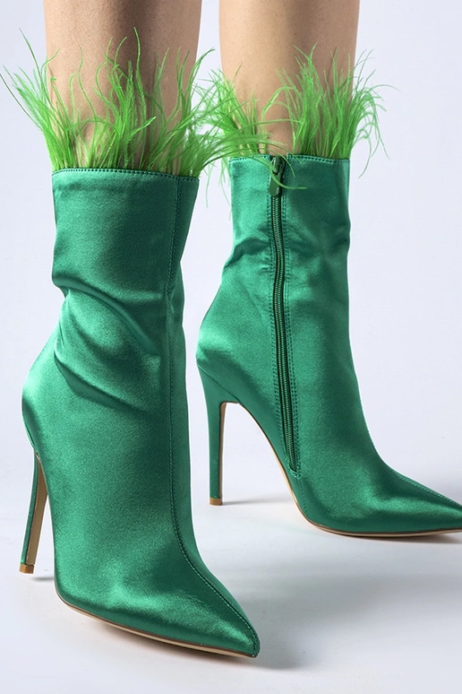 Botines verdes decorados con plumas...