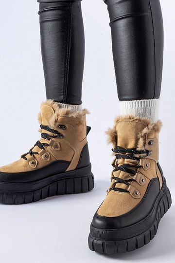 Botines beige con suela...