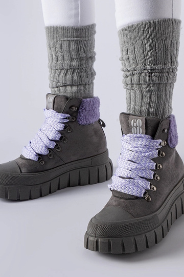 Botines grises con acentos...