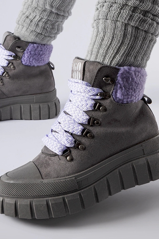 Botines grises con acentos morados...