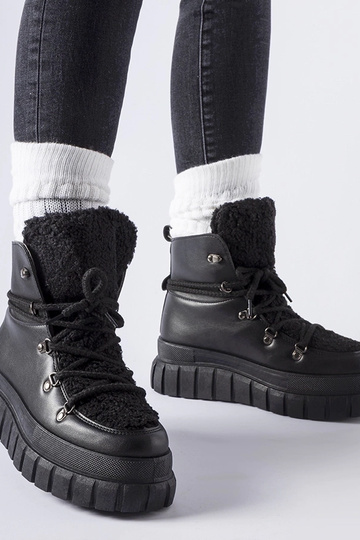 Botines negros sobre una...