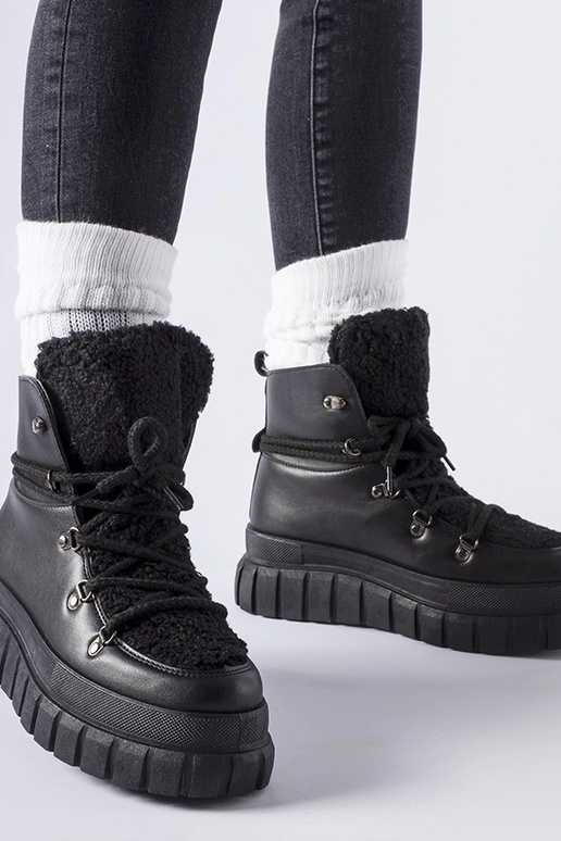 Botines negros sobre una enorme...