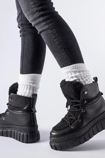 Botines negros sobre una... 2