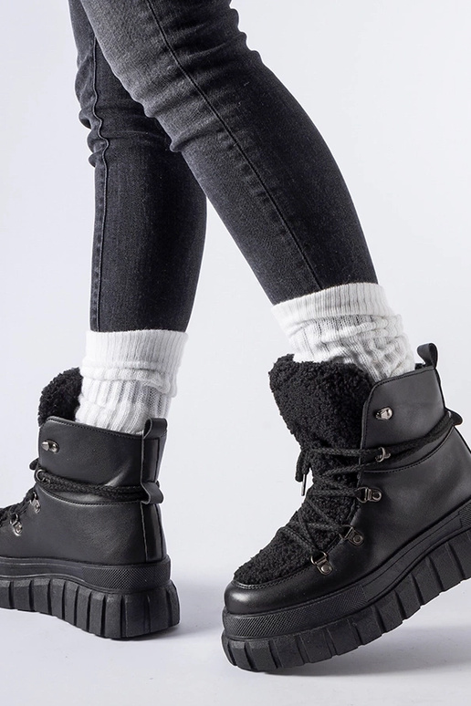 Botines negros sobre una enorme...