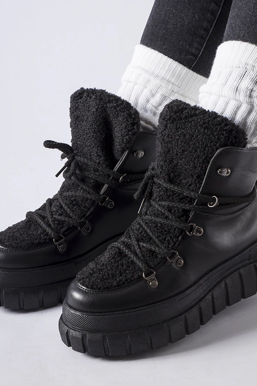 Botines negros sobre una enorme...