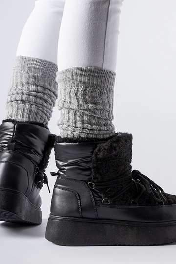 Botas de nieve negras sobre...