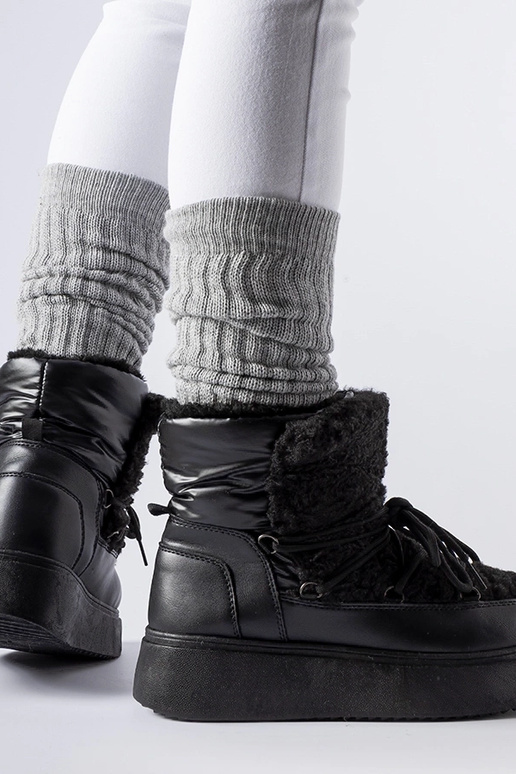 Botas de nieve negras sobre una...