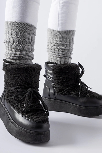 Botas de nieve negras sobre... 2