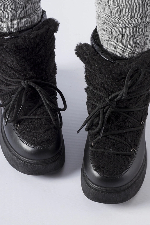 Botas de nieve negras sobre una...