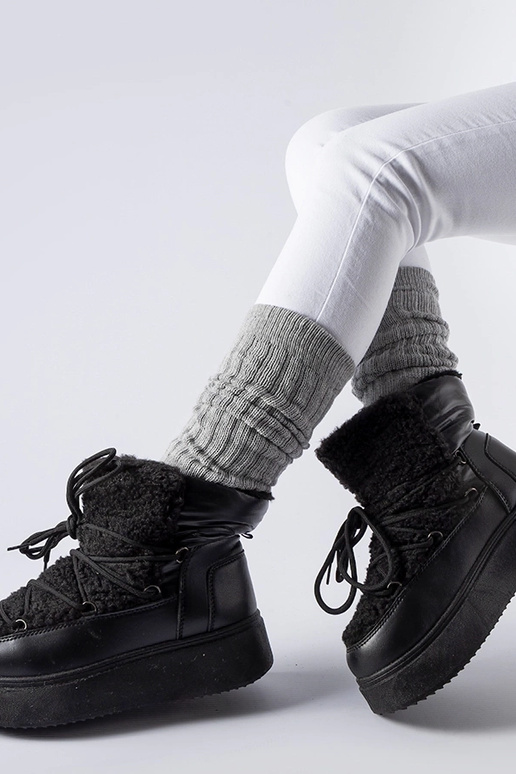 Botas de nieve negras sobre una...