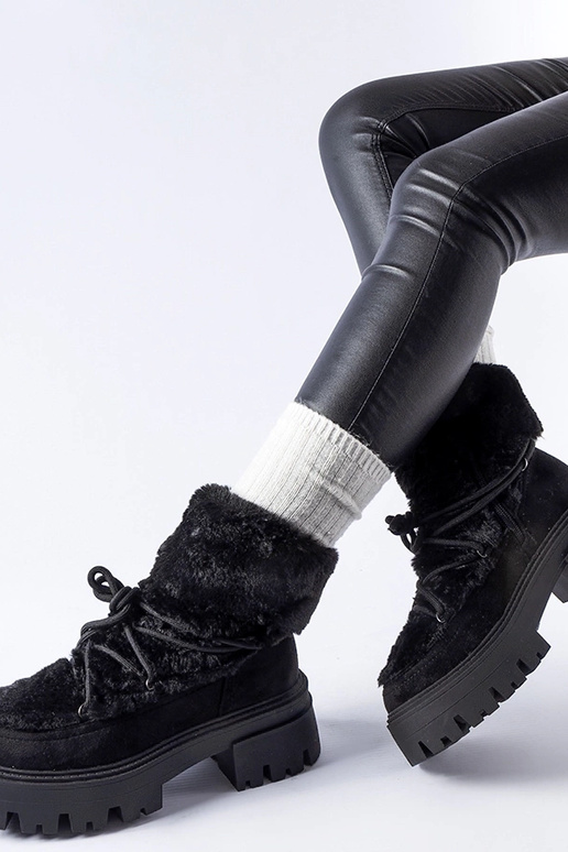Botines negros con pelaje decorativo...