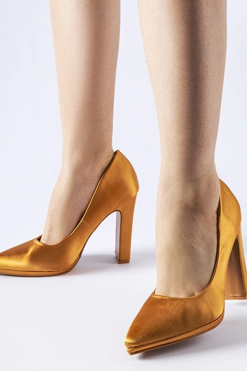Zapatos de salón de satén marrón con tacón cuadrado Rivers