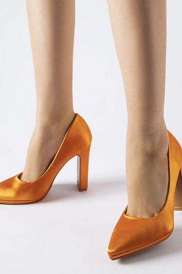 Zapatos de salón de satén naranja con tacón de bloque de Rivers