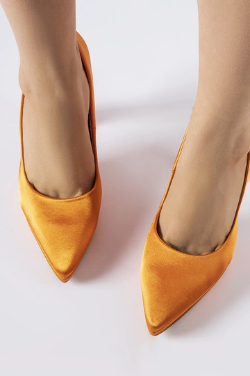 Zapatos de salón de satén naranja con tacón de bloque de Rivers 2