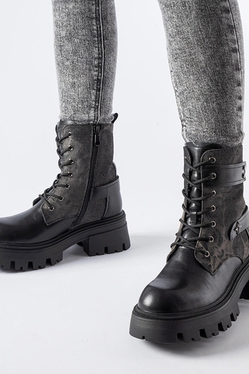 Botas de montaña negras...