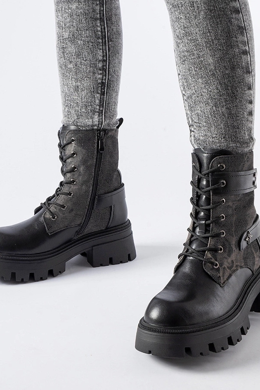 Botas de montaña negras acolchadas...