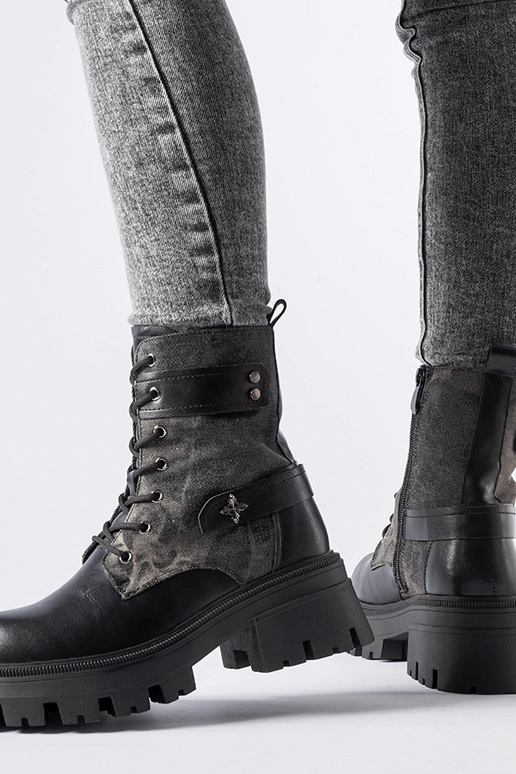 Botas de montaña negras acolchadas...