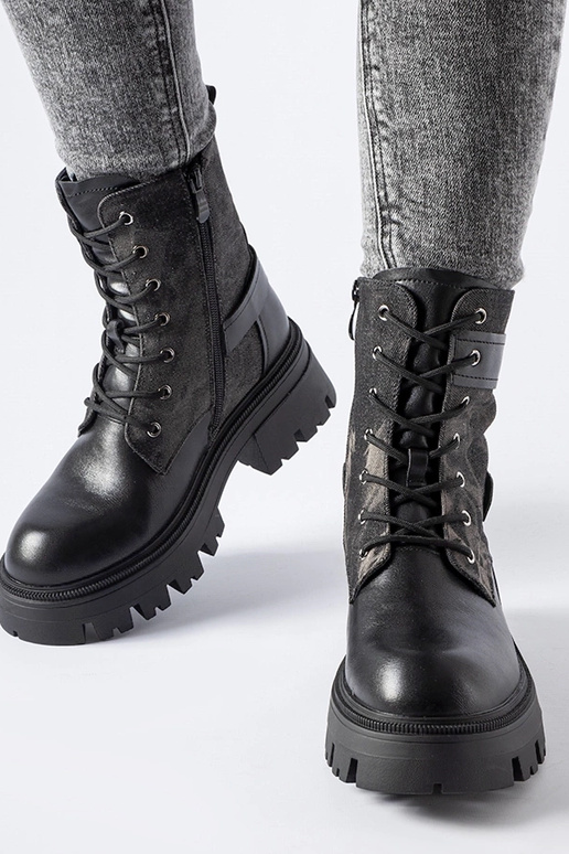 Botas de montaña negras acolchadas...