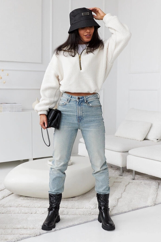 Zapatos negros lacados con correa...