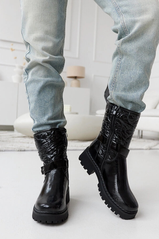 Zapatos negros lacados con correa...