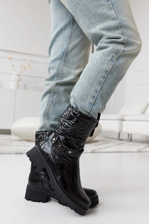 Zapatos negros lacados con correa...