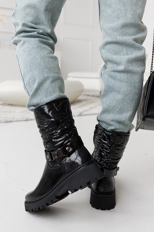 Zapatos negros lacados con correa...