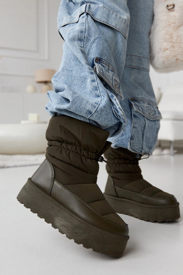 Botas de nieve con aislamiento verde sobre la plataforma Polk