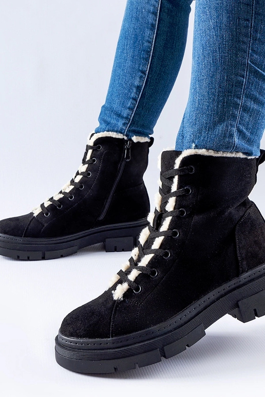 Botas aisladas negras de ante...