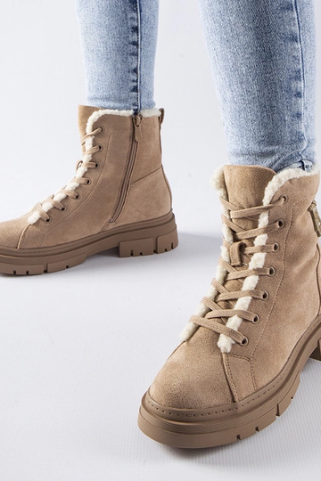 Botas aisladas color arena...