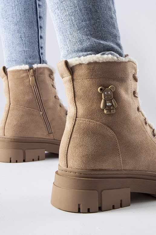 Botas aisladas color arena de ante...