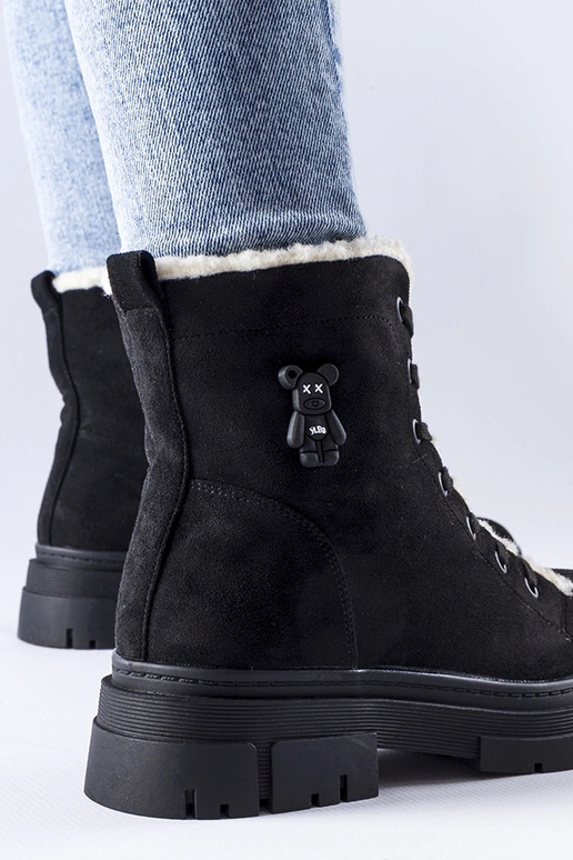 Botas aisladas negras de ante...