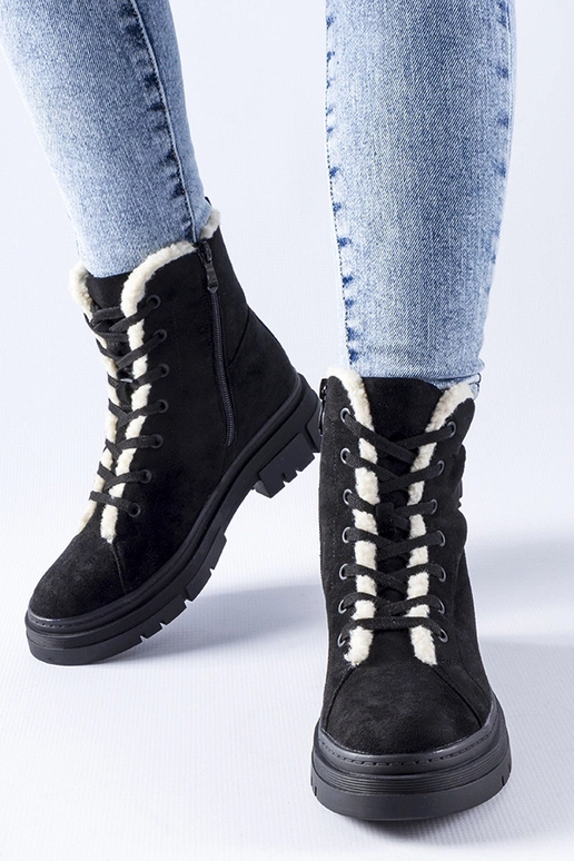 Botas aisladas negras de ante...