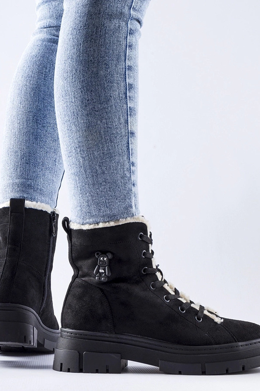 Botas aisladas negras de ante...