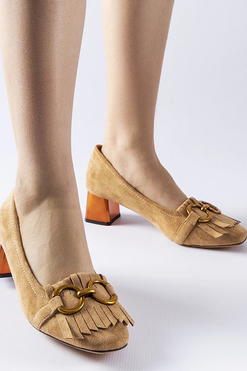 Zapatos de salón beige con tacón de bloque Basso
