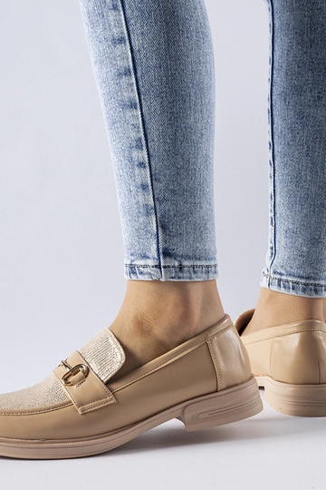 Mocasines beige con hebilla... 2