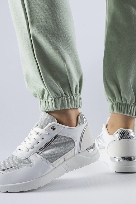 Zapatillas blancas con hilo...