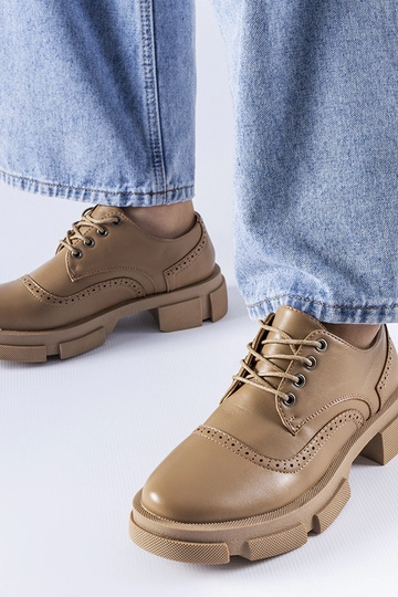 Zapatos con cordones...