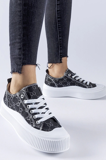 Zapatillas negras decoradas con el monograma de Cavi