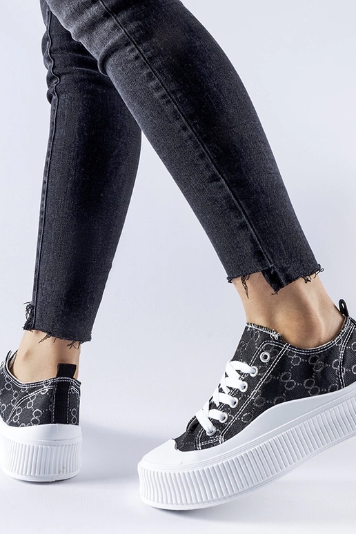 Zapatillas negras decoradas con el...