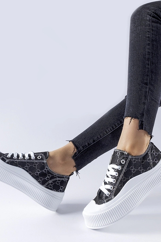 Zapatillas negras decoradas con el...