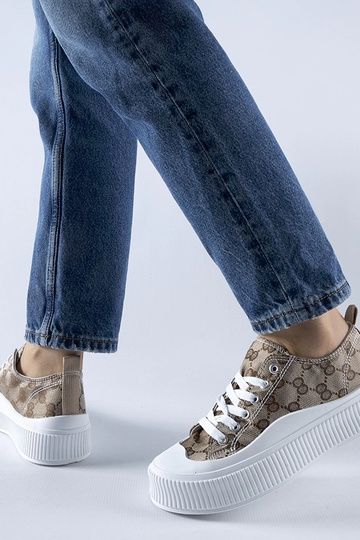 Zapatillas marrones decoradas con el monograma Cavi