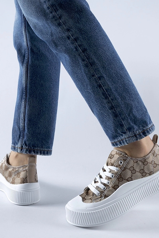 Zapatillas marrones decoradas con el...