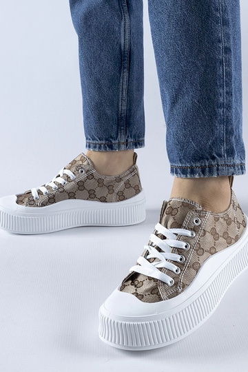 Zapatillas marrones decoradas con el monograma Cavi 2