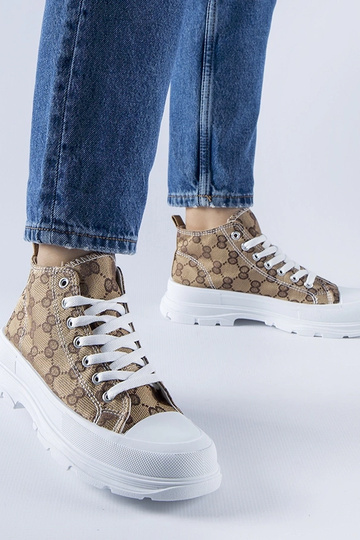 Zapatillas marrones decoradas con el monograma de Terenzio