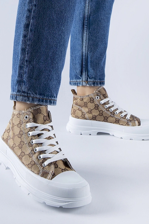 Zapatillas marrones decoradas con el...